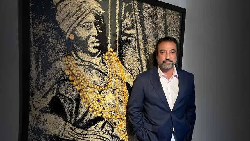 Itamar Musse seguiu a tradição do avô libanês. Ao fundo, obra do artista Vik Muniz para A "régua eúltimo livro do antiquarista (Foto: Arquivo Pessoal)